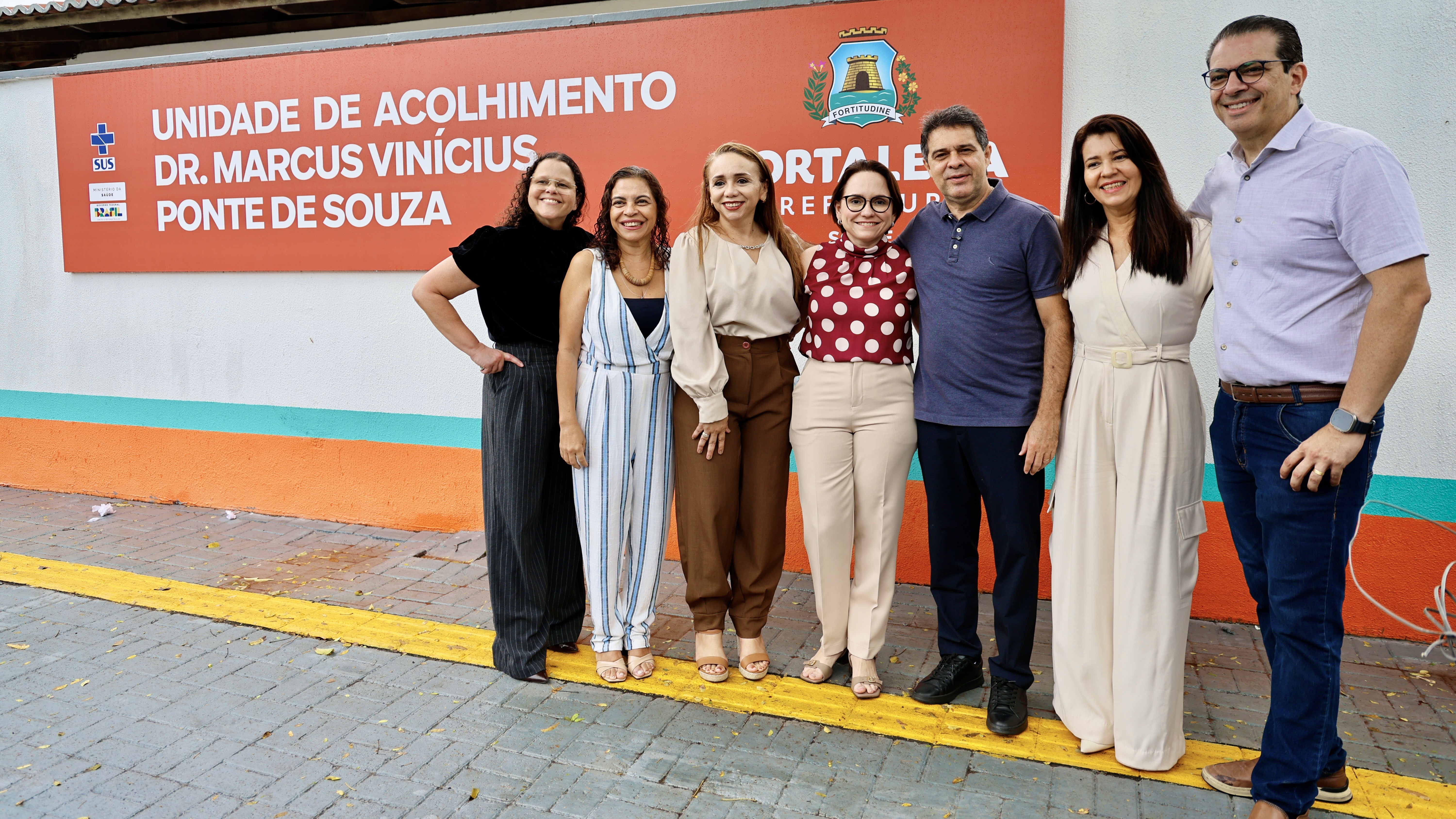 grupo de pessoas posa para a foto